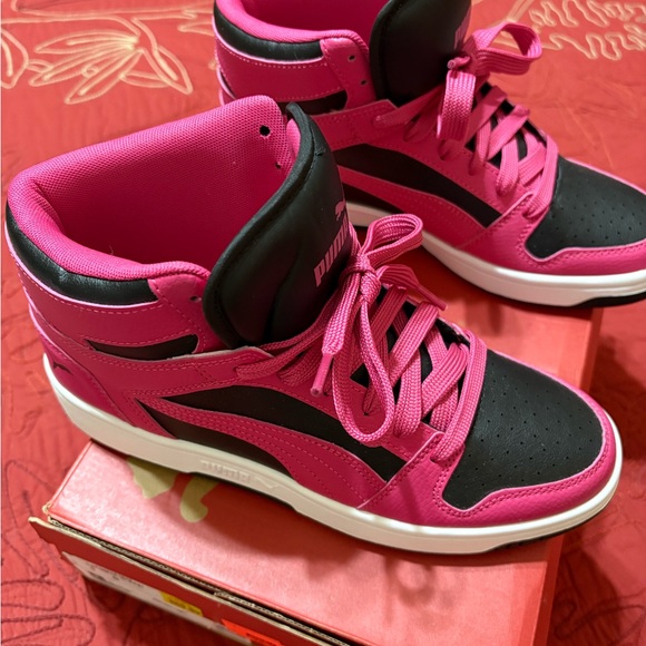 Hot pink and Black high top Puma tennis shoes SZ 9 - Picture 2 of 4